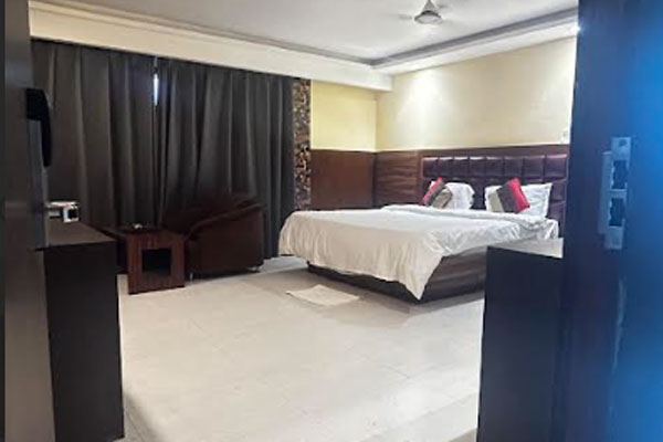 AC Deluxe Double Bed Room, Hotel Rajkamal - Budget Hotels in Deoghar